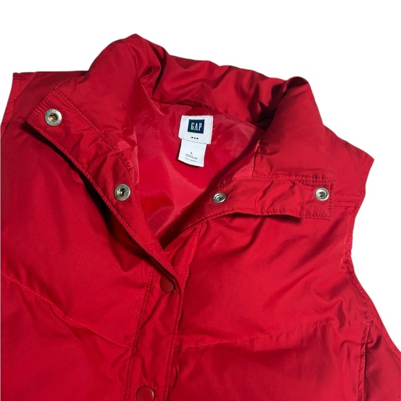 GAP Red Women's Puffer Vest. Size L. Button detailing. Two pockets. Lined. - Picture 2 of 6